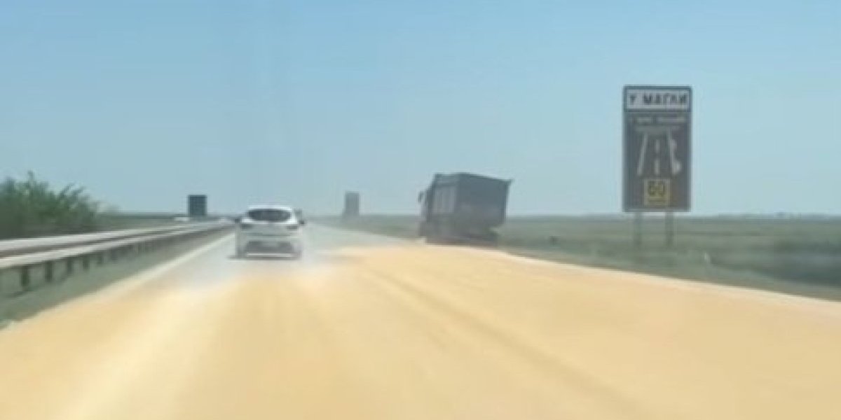 Bizarna nezgoda na autoputu kod Inđije! Vozači u šoku, kamion "posejao" više tona kukuruza (FOTO/VIDEO)