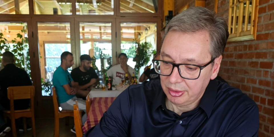 "Posle sto godina popio sam piće svoje mladosti": Vučić u mestu Rudno svratio na predah (FOTO)