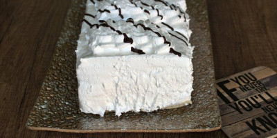 Penasta, lagana, ali nimalo skromna, ova poslastica vraća nas u vreme kad su deserti bili jednostavni, ali nezaboravni.