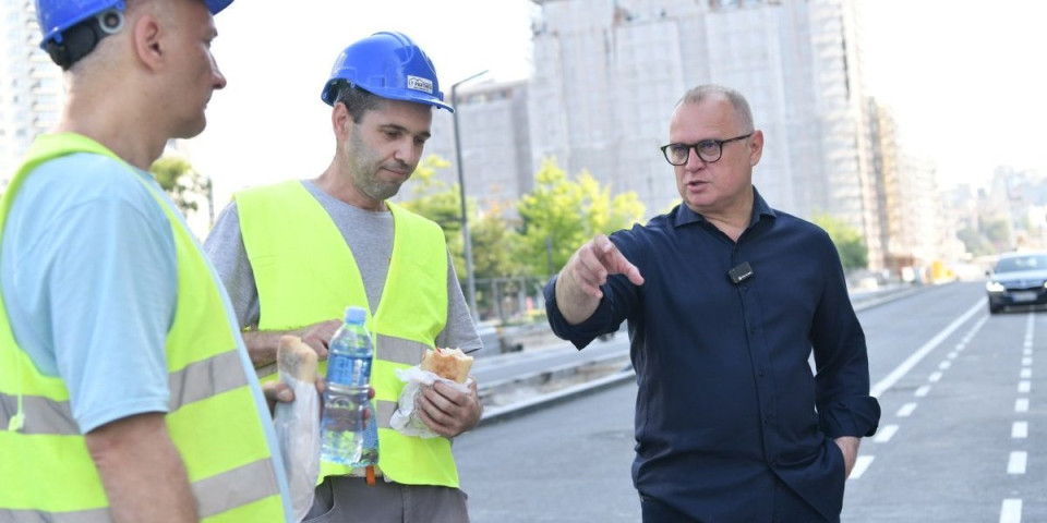 Vesić doručkovao sa radnicima u Beogradu na vodi: Zaštititi ljude od sunca i ekstremnih temperatura (FOTO)