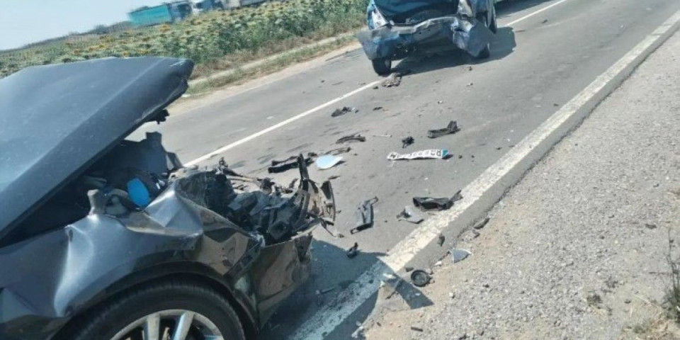 Teška nesreća kod Ugrinovaca: Šleper udario u automobil sa decom!