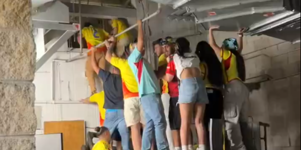 Kolaps u Americi! Navijači ulazili na stadion kroz ventilacioni otvor, tukli se sa policijom... (VIDEO)