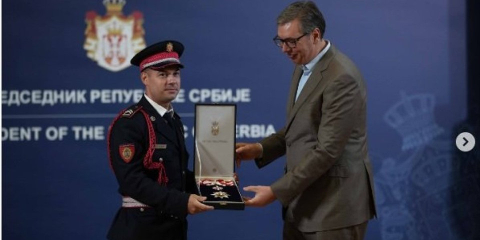 Vučić odlikovao žandarma Miloša Jevremovića! Uručio mu Orden zasluga za odbranu i bezbednost prvog stepena za herojski čin!