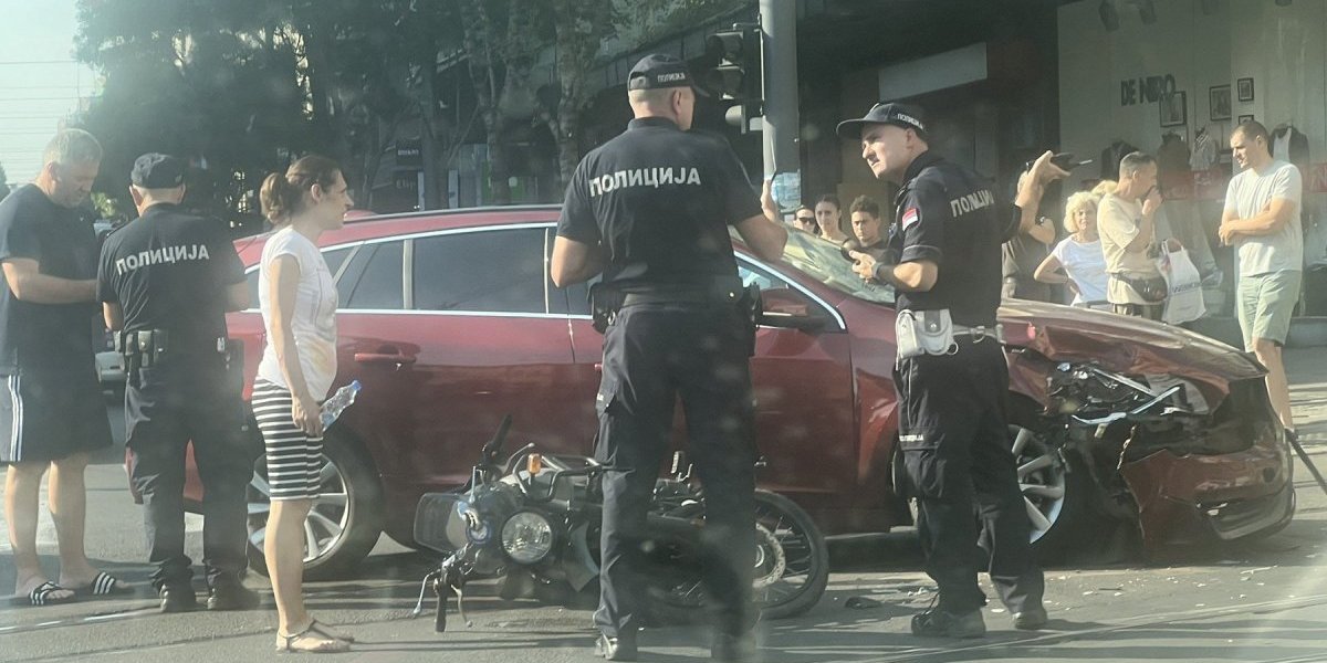 Teška nesreća kod Beograđanke! Motociklista se sudario sa putničkim vozilom! (FOTO)