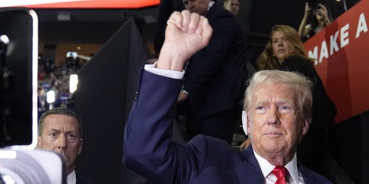 Donald Tramp prvi put u javnosti nakon atentata! Pojavio se na konvenciji sa zavojem na uhu, masa uzvikivala samo dve reči (FOTO, VIDEO)