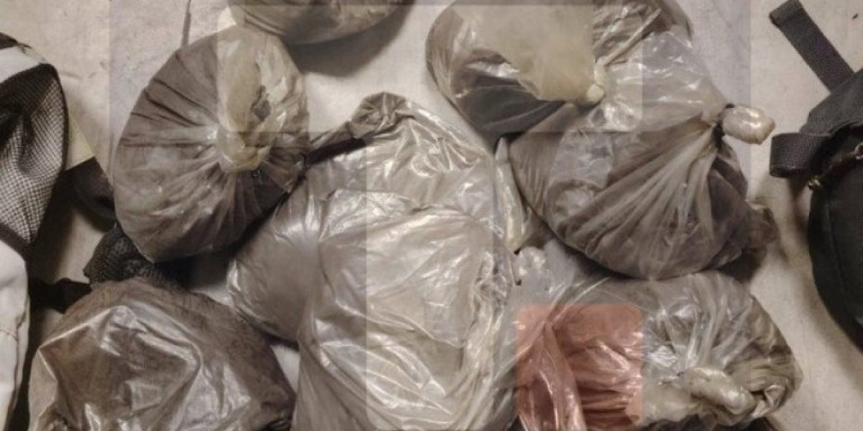 Neverovatno otkriće na prelazu Badovinci: Kamiondžija prevozio 30 kila kokaina!