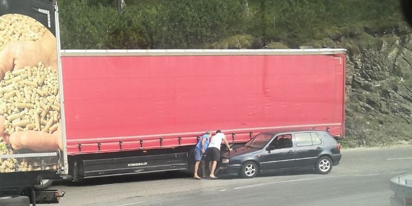 Za "dlaku" pod kamion! Saobraćajna nesreća u "lakat" krivini kod Zlatibora! (FOTO)