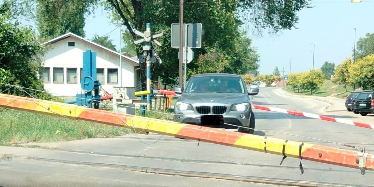 Kako je ovo uspeo?! BMW ostao "zarobljen" na pružnom prelazu između spuštenih rampi (FOTO)