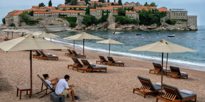 Turistička sezona u julu na crnogorskom primorju bi trebalo da bude na vrhuncu, ali ove godine to nije slučaj. Hoteli, apartmani i privatni smeštaj zjape poluprazni, na plažama ima bezbroj slobodnih mesta, a ulice su gotovo puste.