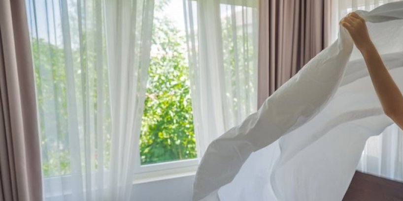Vreli dani pretvaraju vaš krevet u žarište bakterija! Evo koliko često treba menjati posteljinu zbog znojenja!
