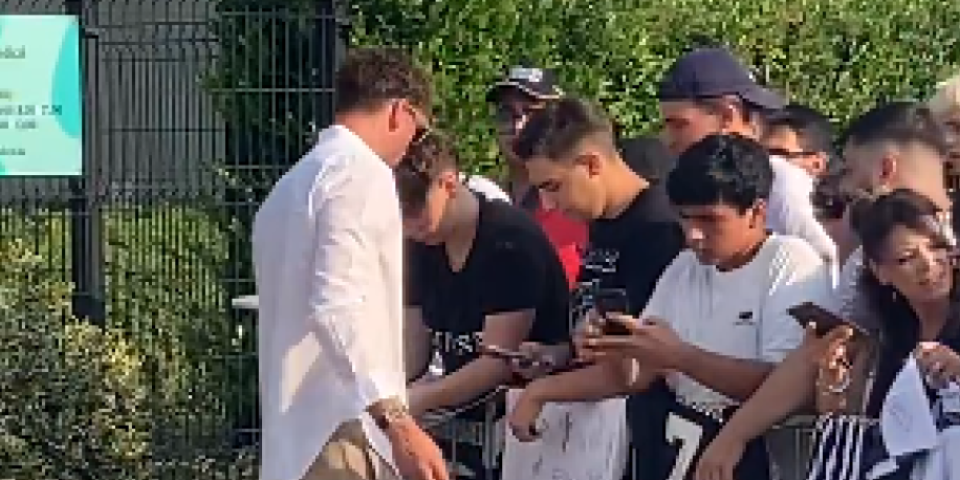 Navijači poludeli za Vlahovićem! Evo kako su Srbina dočekali ispred trening kampa Juventusa! (FOTO/VIDEO)