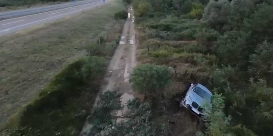 BMW leteo preko 30 metara pa završio u šumi pored puta! Drama na autoputu kod Preševa! (FOTO)
