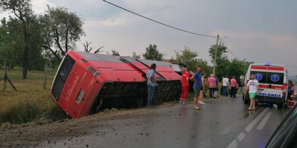 Teška nesreća kod Aranđelovca! Autobus sleteo s puta, ima povređenih (FOTO)