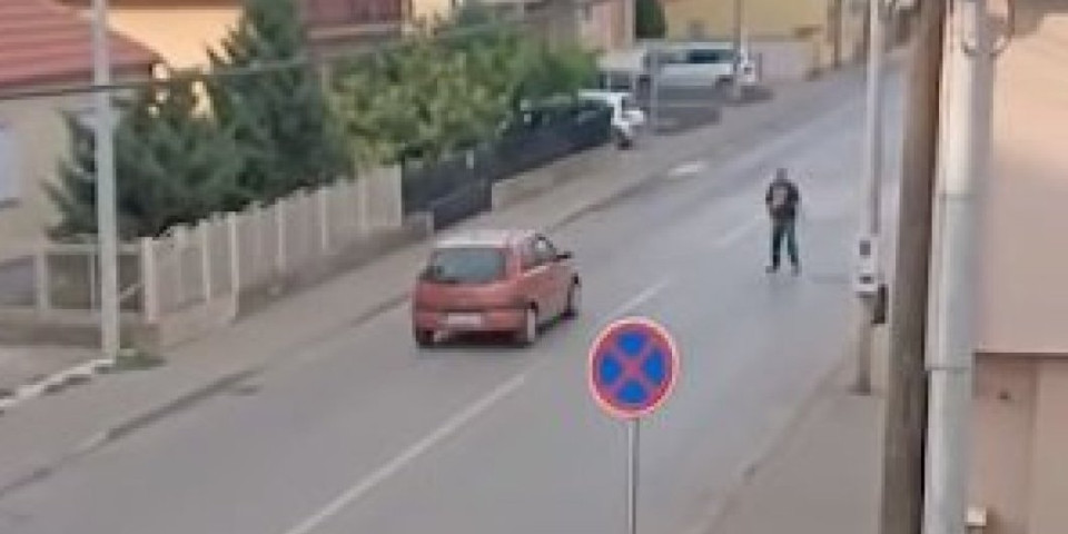 Šapčani u šoku! Muškarac tetura ulicom i pokazuje polni organ (VIDEO)