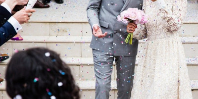 Na društvenim mrežama pojavio se video snimak sa jednog venčanja gde je na pitanje matičara mladoženja pred svima zatražio dozvolu od majke da stupi u brak sa svojom izabranicom!