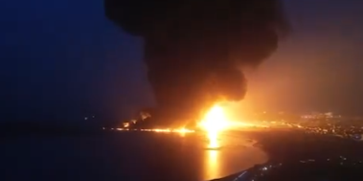 Brutalna odmazda, sve je u plamenu! Izrael izvršio udar u Jemenu, strašni prizori u luci Al Hudaida! (VIDEO)