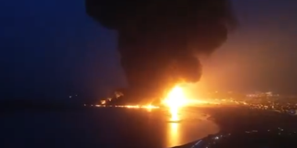 Brutalna odmazda, sve je u plamenu! Izrael izvršio udar u Jemenu, strašni prizori u luci Al Hudaida! (VIDEO)