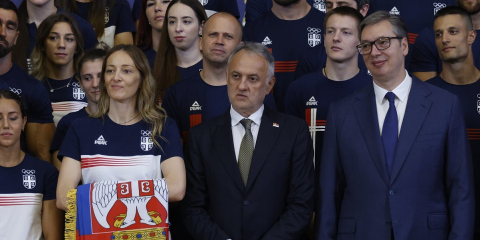 Predsednik Vučić uručio zastavu sportistima Srbije: Hvala na časti da mogu da vam uručim zastavu slobode (VIDEO)