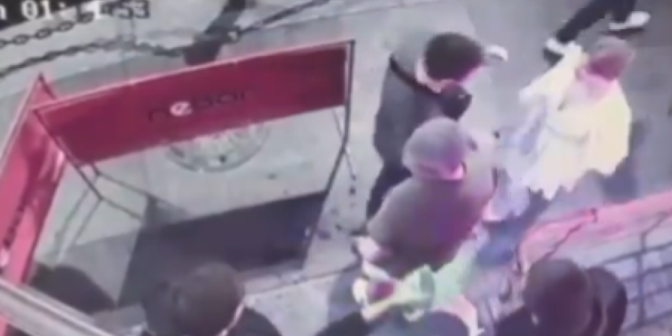 Snimak iz Rusije obišao svet, udara kao Tajson! Devojka nokautirala napasnika na ulici, sastavila ga sa crnom zemljom (VIDEO)
