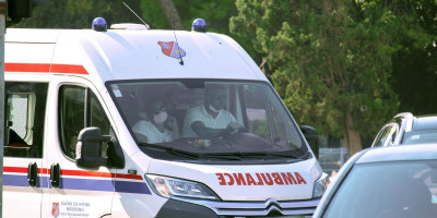 Danas oko 18 časova policija u Hrvatskoj je primila prijavu o 28-godišnjem stranom državljaninu koji je pao sa visine od oko 7 metara iz stana u ulici Iva Vojnovića, u Dubrovniku, u kojem je boravio.