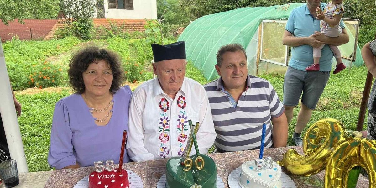 Tri puta se pevala rođendanska pesma: Radosav sa sinom i ćerkom proslavio i njihove rođendane
