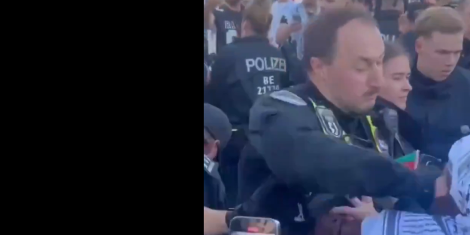 (VIDEO) Nemci biju, na Boga ne misle! Policajac raspalio ženu po nosu! Haos na propalestinskom protestu, snage reda bez milosti!