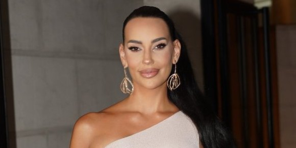 Jelka sva u zlatu - Kaća Grujić dekorisala luks stan od 400.000 evra (FOTO)