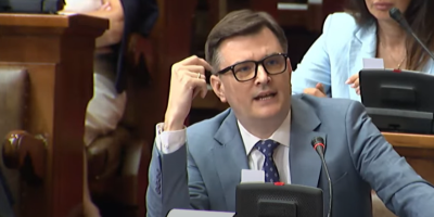 Šef poslaničkog kluba SNS u Skupštini Srbije Milenko Jovanov izjavio je da ta stranka vodi računa o građanima i da to pokazuje i današnji dnevni red na kome su predlozi zakona o legalizaciji, zakona o izvršenju (kojim se ukida mogućnost oduzimanja stanova) i o izložbi EKSPO 2027. godine.