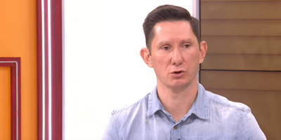 Opozicioni novinar i mentor blokadera Aleksandar Dikić huška svoje sledbenike na nove blokade, ovoga puta zloupotrebljavajući i srednje škole u koje idu i maloletna deca.