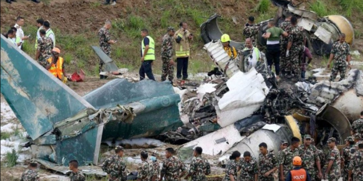 (VIDEO) Nepal zavijen u crno! Srušio se avion, desetine mrtvih, broj raste! Preživeo samo pilot!