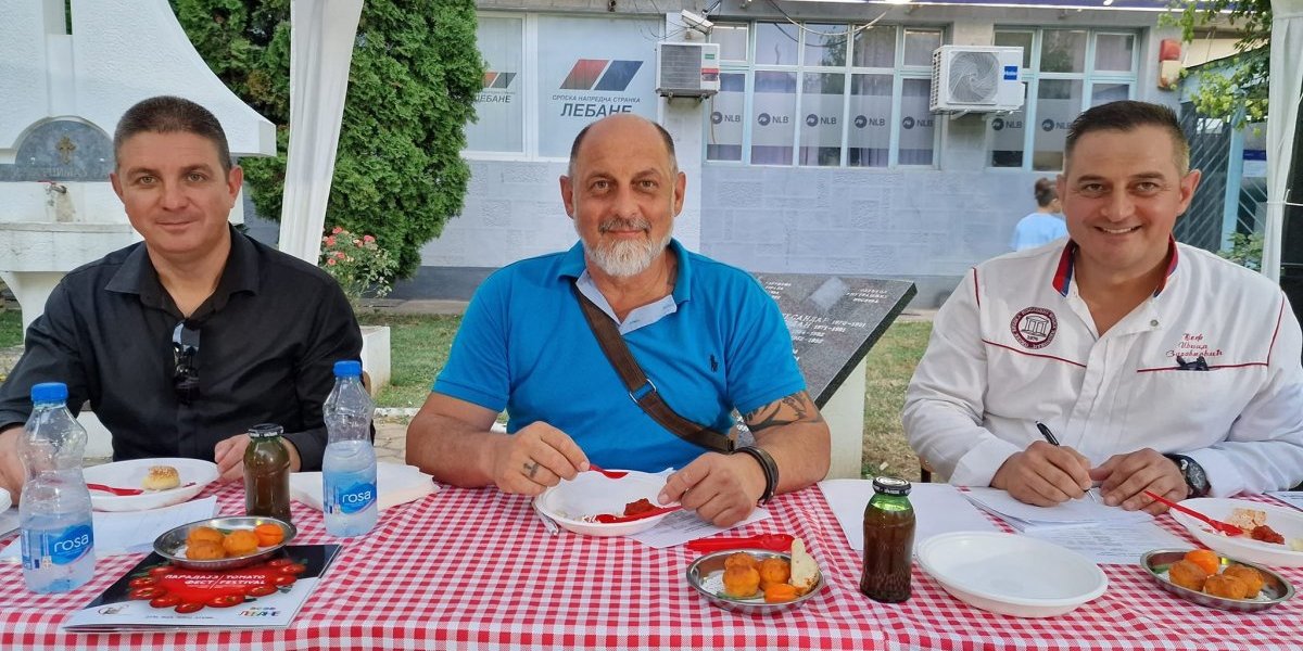 Saša Mišić, poznati TV kuvar, ocenjivao đakonije pripremljene od paradajza
