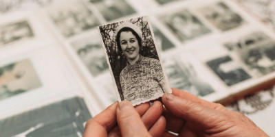 Slike pokojnika mogu zadržavati povezanost sa svetom mrtvih, pa se savetuje oprez prilikom njihovog držanja u kući.