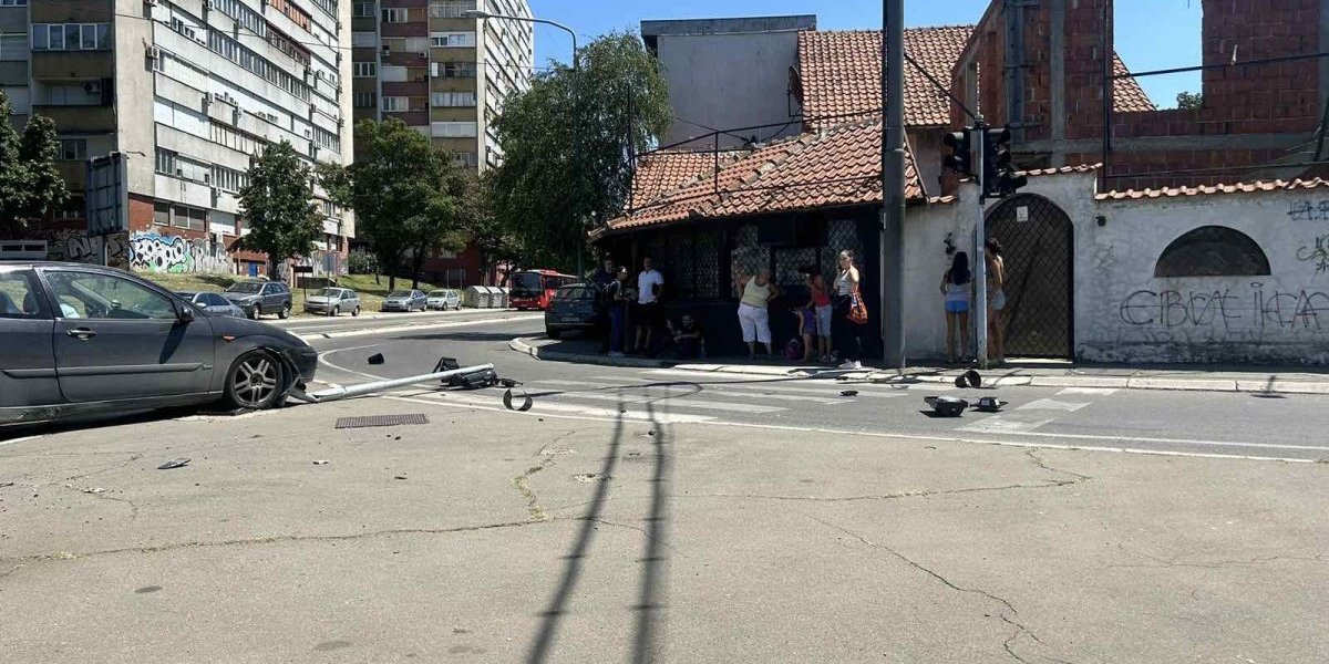 Udes u Vojislava Ilića na Konjarniku: Izleteo s kolovoza, pa oborio semafor (FOTO)