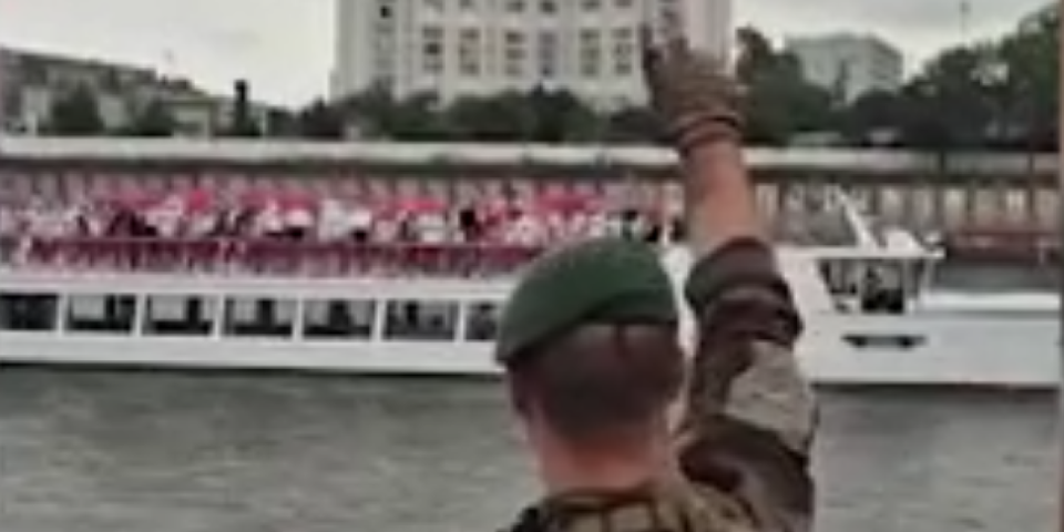 Vojnik podigao tri prsta, pa pozdravio srpske sportiste (VIDEO)
