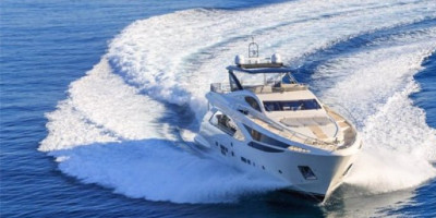 Crnogorska policija privela je državljanina Srbije (17) koji je upravljao gliserom u Bečićima dok je vukao gumeni rekvizit na vodi. Tom prilikom jedna osoba je zadobila povrede vrata i glave.