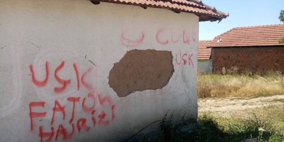 Veličanje teroriste koji je ubio srpskog policajca! Na kući porodice Đurković osvanuo grafit "UČK" i ime žločinca Fatona Hajrizija (FOTO)