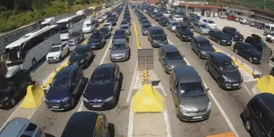 Pik letnje turističke se zone počinje od sutra, 1. jula, pa se na graničnim prelazima ka Grčkoj i drugim zemljama popularnim za letovanje očekuju veće gužve nego do sada.
