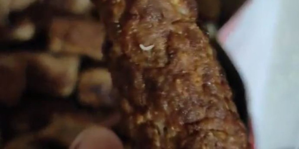 Kupio ćevape u poznatoj mesari i povratio! Ovakvu gadost još niste videli (VIDEO)