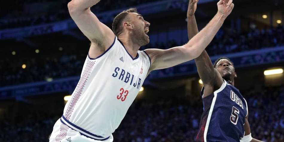 SELJAČINA! OLIMPIJSKI SKANDAL! Američki košarkaš simulirao polni odnos protiv Srbije usred meča! (VIDEO)
