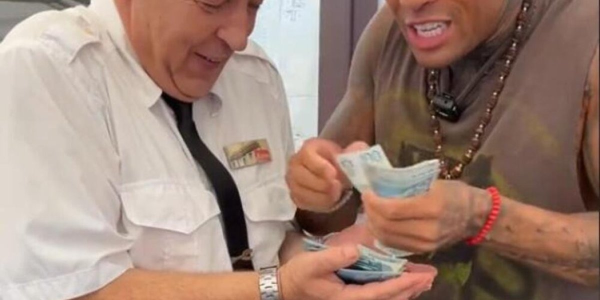 Pare samo pljušte! Amerikanac pokazao kako se srpski konobar ispraća u penziju (VIDEO)