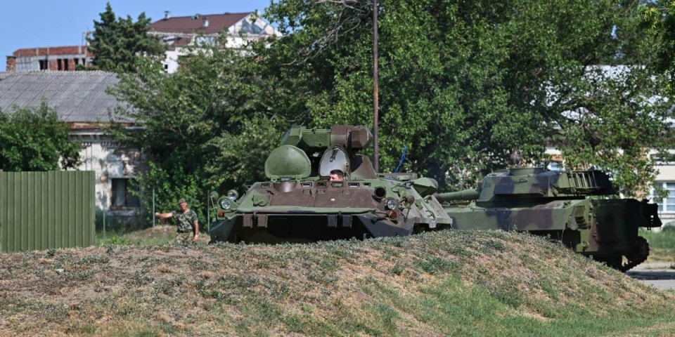 Šta to radi srpska vojska? Oklopna vozila usred grada (FOTO)