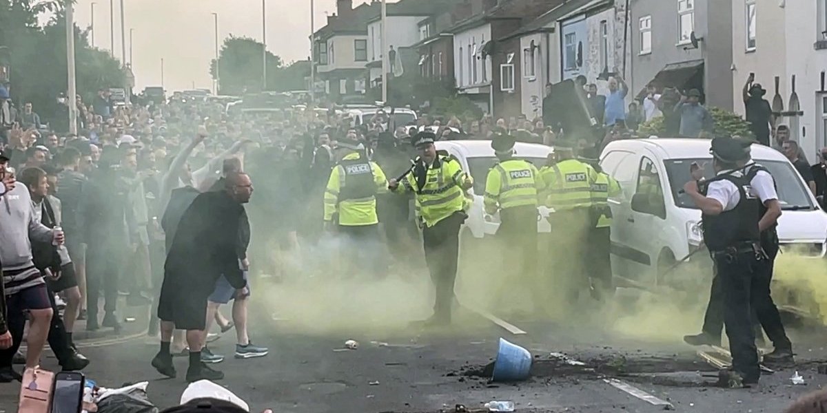 Totalni haos, stvari izmiču kontroli! Englezima je svega dosta, u Sanderlendu zapaljena policijska stanica, protesti sve nasilniji! (VIDEO)