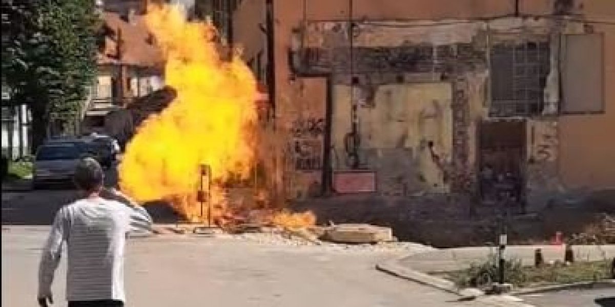 Bukti požar iz rupe u Užicu! Zapalio se gas, građani u panici (VIDEO)
