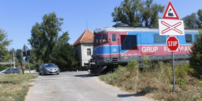 U Velikoj Plani, na pružnom prelazu u Krnjevu, sudarili su se teretni voz i putnički automobil, srećom niko nije povređen.
