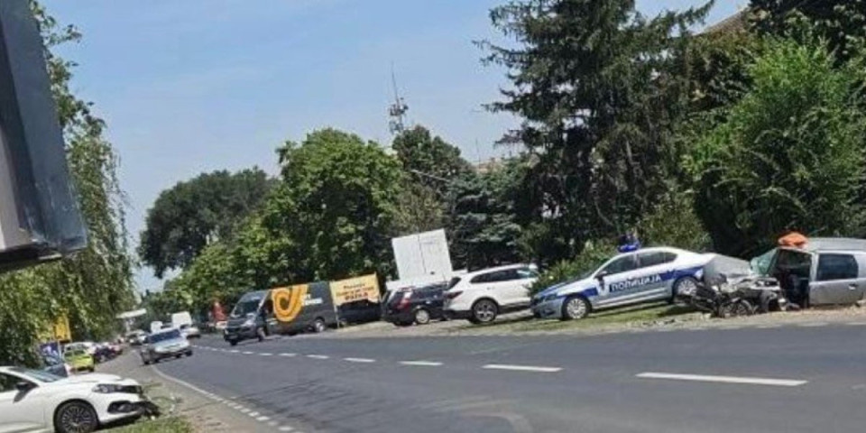 Automobil nakon nezgode sleteo u kanal: Sudar dva vozila u Temerinu