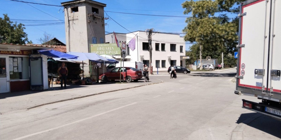 "Sedeli su ispred trafike i pili pivo": Detalji ubadanja mladića iz Brzog Broda