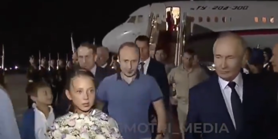 (VIDEO) Rusija slavi! Putin na aerodromu dočekao Ruse vraćene iz zapadnog zarobljeništva! "Nismo vas zaboravili..."
