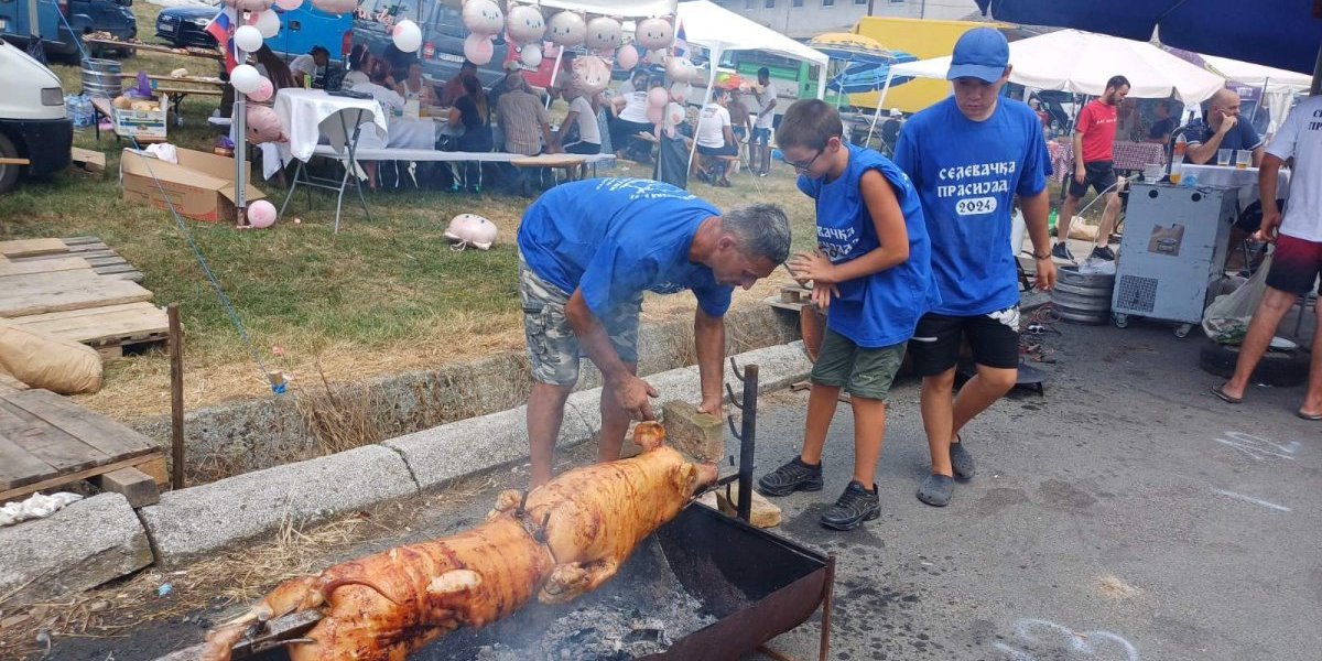 Počela Selevačka prasijada: Kako se priprema najukusnije pečenje, pokazaće 50 takmičara (FOTO, VIDEO)