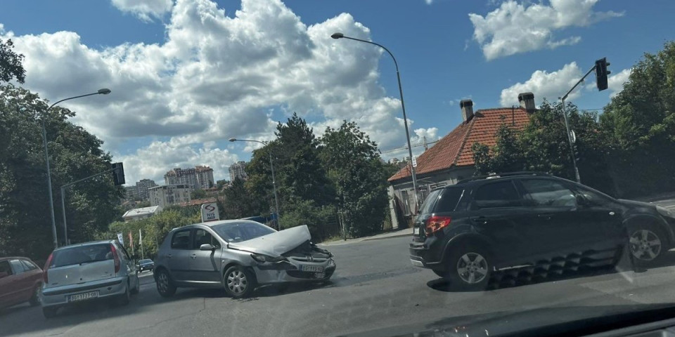 Saobraćajka na Voždovcu: Automobil smrskan, stvara se gužva (FOTO)