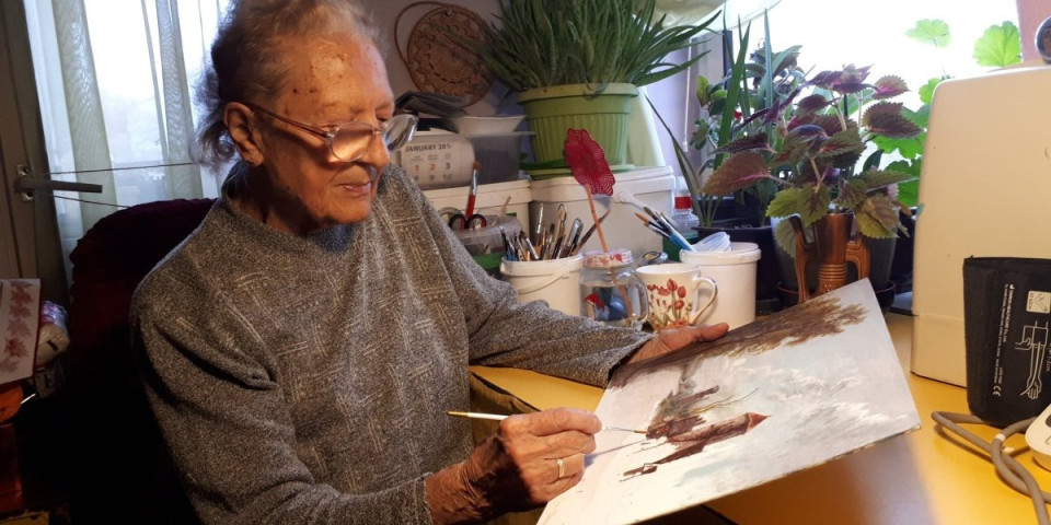 Neustrašiva baka Jelica (86) iz Niša: U devetoj deceniji slika, skače na glavu, roni, a ima Parkinsonovu bolest